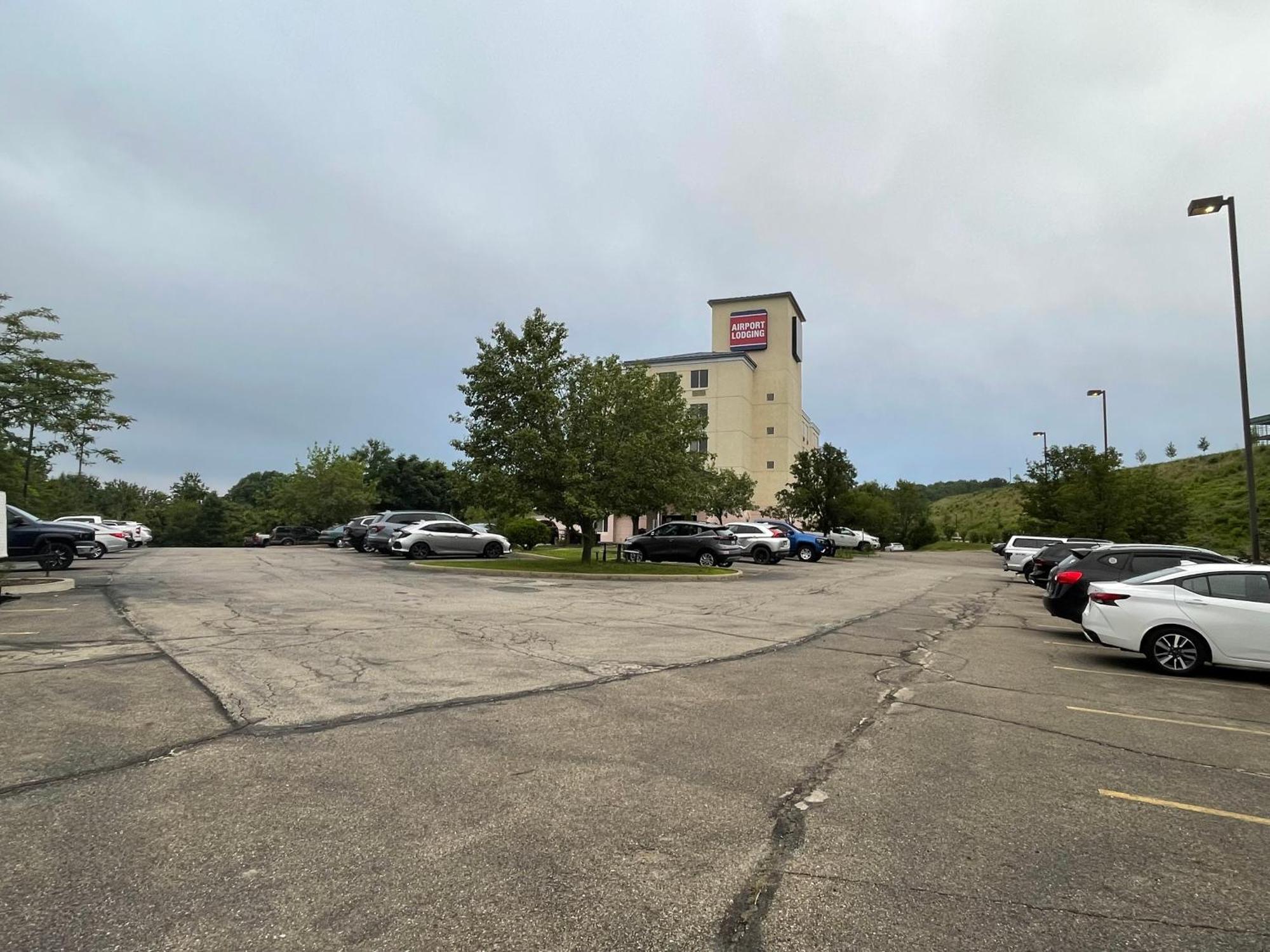 Hotel Airport Lodging Pittsburgh Airport 2*